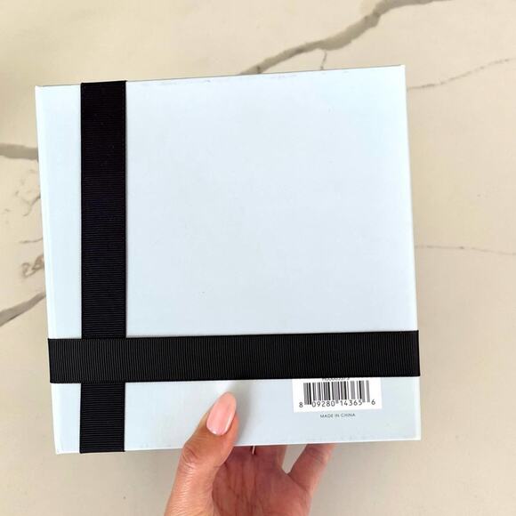 Fresh Gift Box With Ribbon - Picture 3 of 4